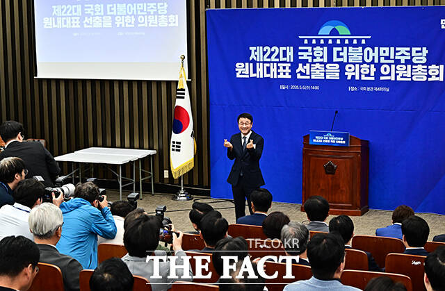 한병도 더불어민주당 의원이 6일 오후 서울 여의도 국회에서 열린 제22대 국회 더불어민주당 원내대표 선출을 위한 의원총회에 참석해 정견발표를 하고 있다. /국회=배정한 기자