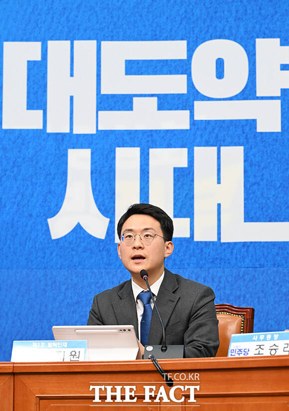 기념촬영하는 임문영 국가인공지능전략위원회 상근부위원장과 정청래 더불어민주당 대표, 박지원 최고위원(왼쪽부터).