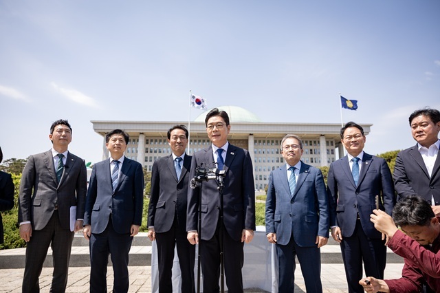 정원오 더불어민주당 서울시장 후보와 우상호 강원도지사 후보가 6일 오후 서울 영등포구 국회 분수대 앞에서 서울·강원 상생협력 정책협약식을 진행했다. /정원오 캠프