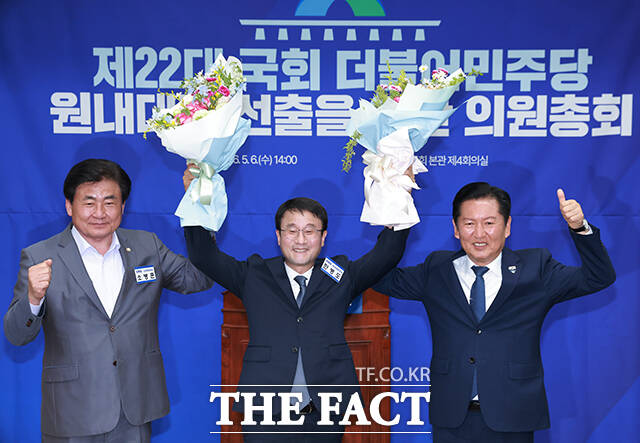 한병도 더불어민주당 전 원내대표(가운데)가 6일 오후 서울 여의도 국회에서 열린 제22대 국회 더불어민주당 원내대표 선출을 위한 의원총회에 참석해 당선을 확정지은 뒤 정청래 대표(오른쪽)에게 꽃다발을 선물받고 있다. /국회=배정한 기자