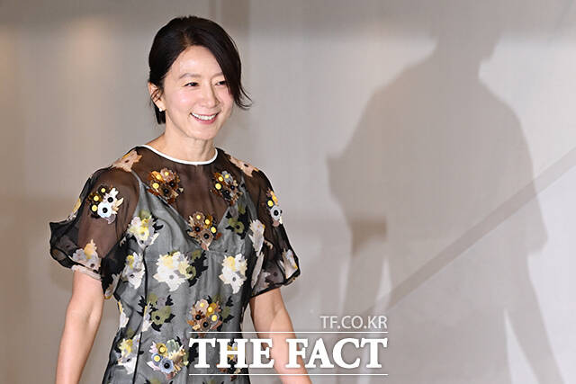 배우 김희애가 6일 오전 서울 중구 커뮤니티하우스 마실에서 열린 쿠팡플레이 예능 '봉주르빵집' 제작발표회에 참석해 무대를 오르고 있다. /김성렬 기자