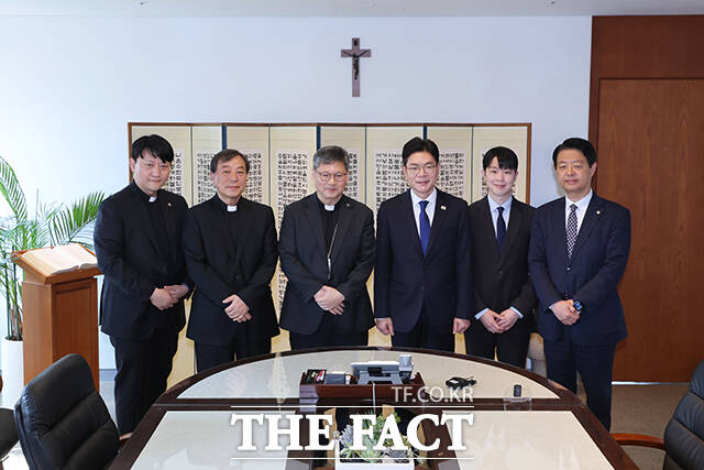 정원오 더불어민주당 서울시장 후보(오른쪽)가 6일 오전 서울 중구 천주교 서울대교구청에서 서울대교구장 정순택 대주교를 예방해 기념촬영을 하고 있다. /남윤호 기자