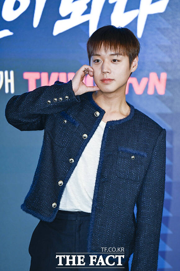 박지훈이 웍을 돌리는 포즈를 하고 있다.