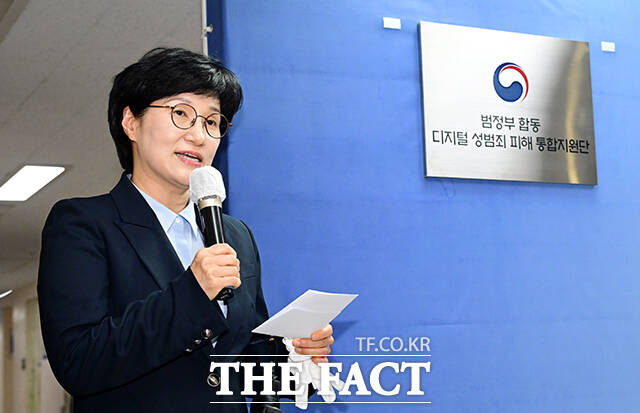 원민경 성평등가족부 장관(왼쪽)과 김종철 방송미디어통신위원회 위원장이 6일 오후 서울 종로구 정부서울청사에서 열린 디지털 성범죄 피해 통합지원단 출범식 및 현판식에 참석해 '디지털 성범죄 OUT'을 외치고 있다. /임영무 기자