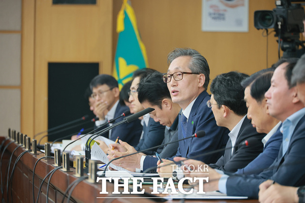 유득원 대전시장 권한대행이 6일 확대간부회의를 주재하고 있다. /대전시