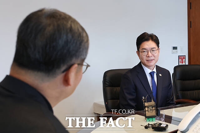 정원오 더불어민주당 서울시장 후보(오른쪽)가 6일 오전 서울 중구 천주교 서울대교구청에서 서울대교구장 정순택 대주교를 예방해 기념촬영을 하고 있다. /남윤호 기자
