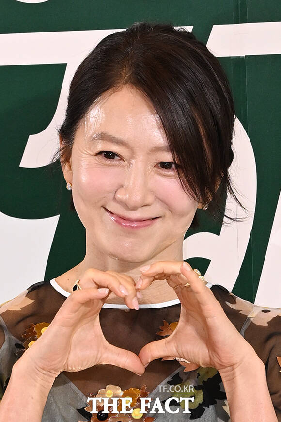 배우 김희애가 6일 오전 서울 중구 커뮤니티하우스 마실에서 열린 쿠팡플레이 예능 '봉주르빵집' 제작발표회에 참석해 무대를 오르고 있다. /김성렬 기자