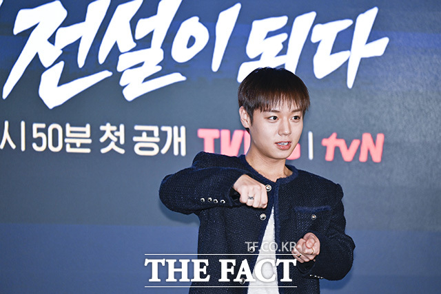박지훈이 웍을 돌리는 포즈를 하고 있다.