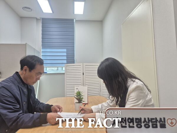 대전시 서구가 보건복지부로부터 6일 '사전연명의료의향서' 등록기관으로 지정됐다. 관저주민센터에서 한 주민이 사전연명의료결정제도에 대한 상담을 받고 있는 모습. /대전시 서구