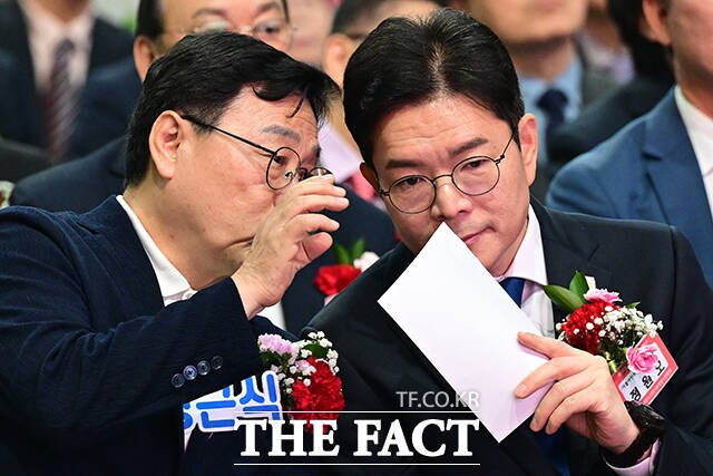 고광선 서울시연합회장과 악수하는 정원오, 오세훈 서울시장 후보.