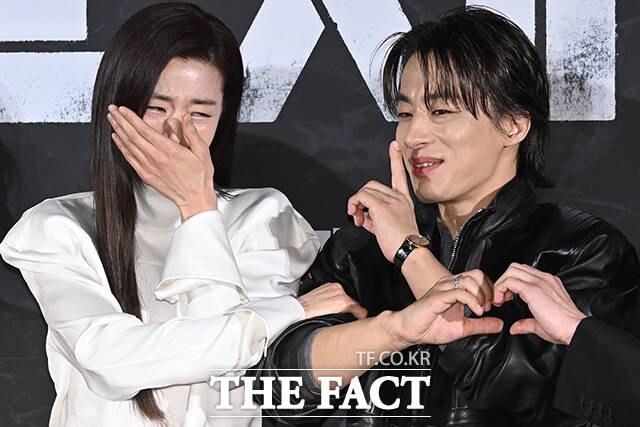 영화 '군체'가 국내를 넘어 대만 말레이시아 프랑스 등 전 세계 124개국에서 관객들과 만날 예정이다. 사진은 작품에 출연한 배우 전지현(왼쪽)과 구교환이 지난 4월 6일 오전 서울 용산구 CGV 용산 아이파크몰에서 열린 영화 '군체' 제작보고회 기념촬영 중 웃음을 보이고 있는 모습. /김성렬 기자
