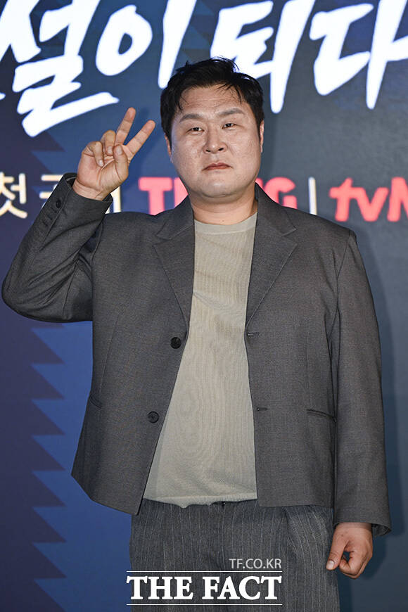 윤경호가 취재진의 질의에 답하고 있다.