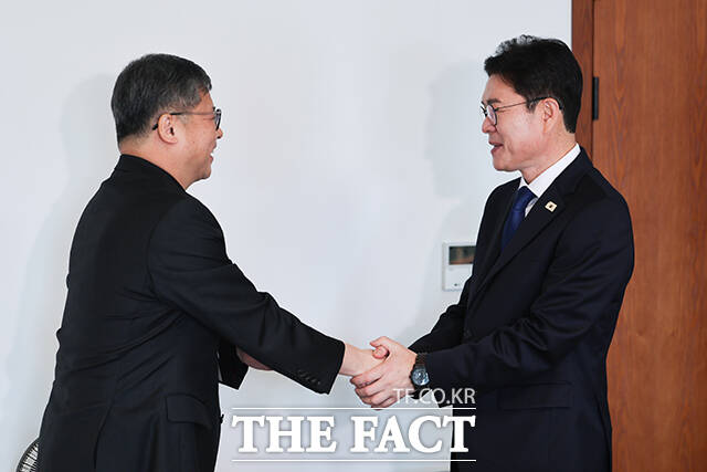 정원오 더불어민주당 서울시장 후보(오른쪽)가 6일 오전 서울 중구 천주교 서울대교구청에서 서울대교구장 정순택 대주교를 예방해 기념촬영을 하고 있다. /남윤호 기자