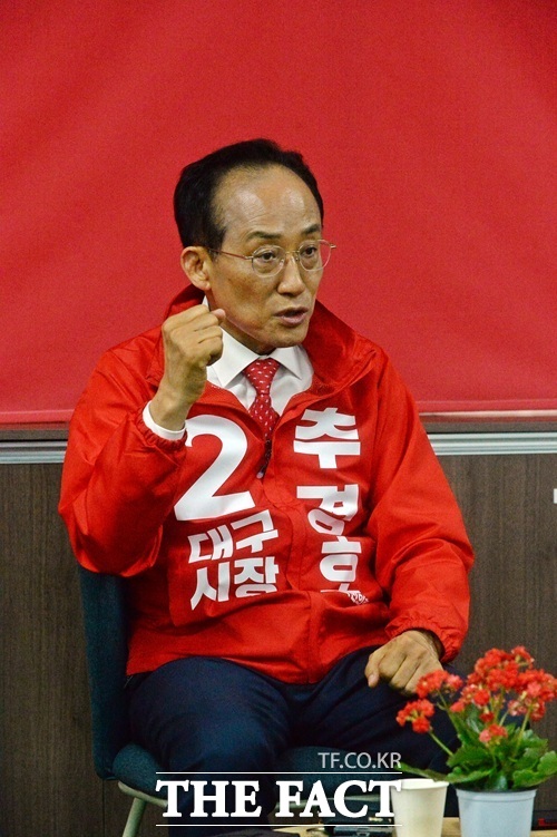 추경호 국민의힘 대구시장 후보가 6일 대구경북 언론 미디어데이에서 기자들의 질문에 답하면서 주먹을 쥐고 승리를 다짐하고 있다. /박병선 기자