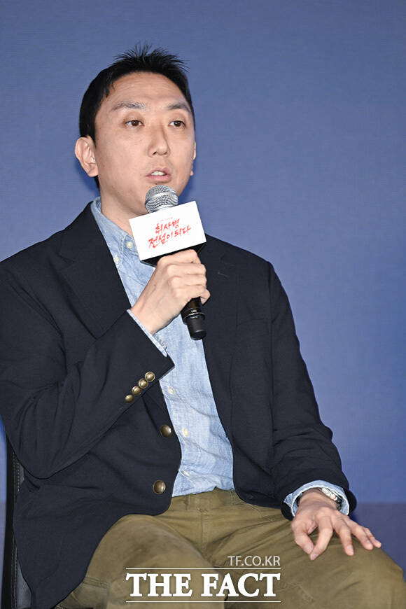 박지훈과 윤경호, 한동희, 조남형 감독, 이홍내, 이상이(왼쪽부터)가 포즈를 취하고 있다.