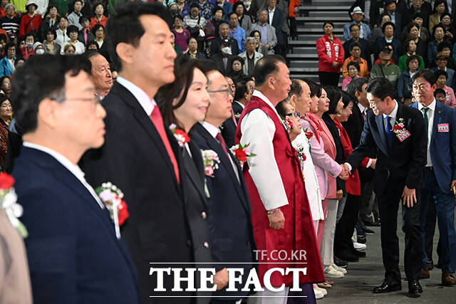 고광선 서울시연합회장과 악수하는 정원오, 오세훈 서울시장 후보.