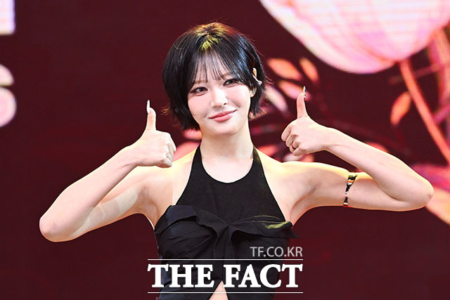 그룹 빌리(Billlie)의 시윤과 션, 츠키, 문수아, 하람, 수현, 하루나(왼쪽부터)가 6일 오후 서울 마포구 SBS프리즘타워 공개홀에서 열린 정규 1집 ‘the collective soul and unconscious: chapter two(더 콜렉티브 소울 앤 언컨시어스: 챕터 2)’ 발매 기념 미디어 쇼케이스에 참석해 포즈를 취하고 있다. /서예원 기자
