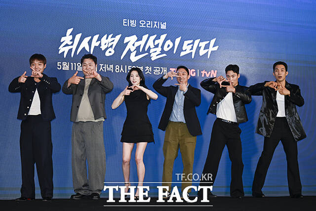 박지훈과 윤경호, 한동희, 조남형 감독, 이홍내, 이상이(왼쪽부터)가 포즈를 취하고 있다.