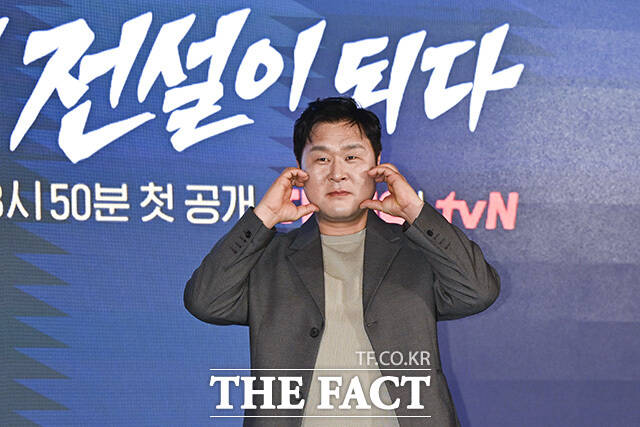 배우 윤경호가 6일 오후 서울 광진구 풀만 앰배서더 서울 이스트폴 브로드웨이홀에서 열린 티빙 오리지널 '취사병 전설이 되다' 제작발표회에 참석해 포즈를 취하고 있다. /송호영 기자
