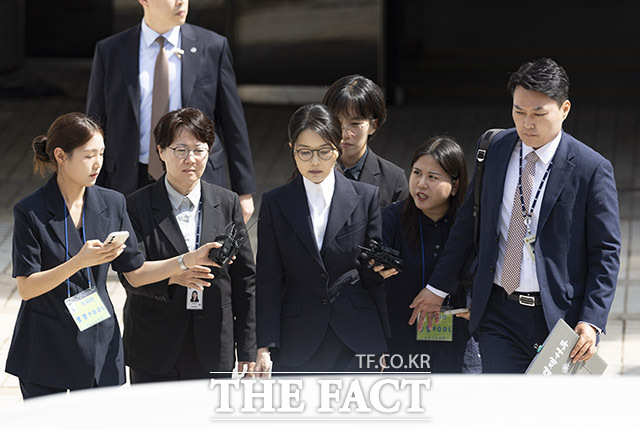 윤석열 전 대통령 부인 김건희 여사가 2025년 8월 12일 서울 서초구 서울중앙지법에서 열린 구속 전 피의자 심문(영장실질심사)를 마치고 나오고 있다. 2025.08.12 사진공동취재단