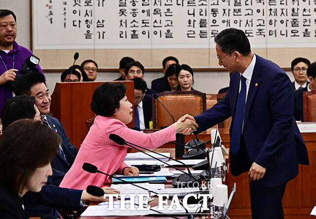 정성호 법무부 장관이 6일 오전 서울 여의도 국회에서 열린 법제사법위원회 전체회의에 출석해 밝은 표정으로 윤상현 국민의힘 의원과 인사를 하고 있다. /국회=배정한 기자