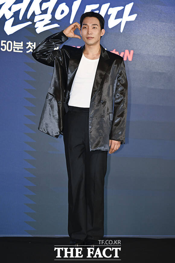 박지훈과 윤경호, 한동희, 조남형 감독, 이홍내, 이상이(왼쪽부터)가 포즈를 취하고 있다.