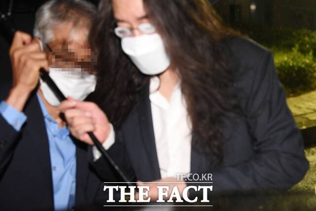 이호진 전 태광그룹 회장이 2021년 충북 충주구치소에서 빠져나오고 있다. /더팩트 DB