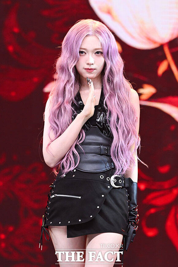그룹 빌리(Billlie)의 시윤과 션, 츠키, 문수아, 하람, 수현, 하루나(왼쪽부터)가 6일 오후 서울 마포구 SBS프리즘타워 공개홀에서 열린 정규 1집 ‘the collective soul and unconscious: chapter two(더 콜렉티브 소울 앤 언컨시어스: 챕터 2)’ 발매 기념 미디어 쇼케이스에 참석해 포즈를 취하고 있다. /서예원 기자
