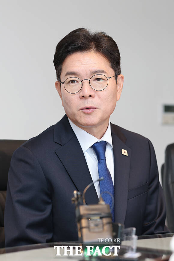 정원오 더불어민주당 서울시장 후보(오른쪽)가 6일 오전 서울 중구 천주교 서울대교구청에서 서울대교구장 정순택 대주교를 예방해 기념촬영을 하고 있다. /남윤호 기자