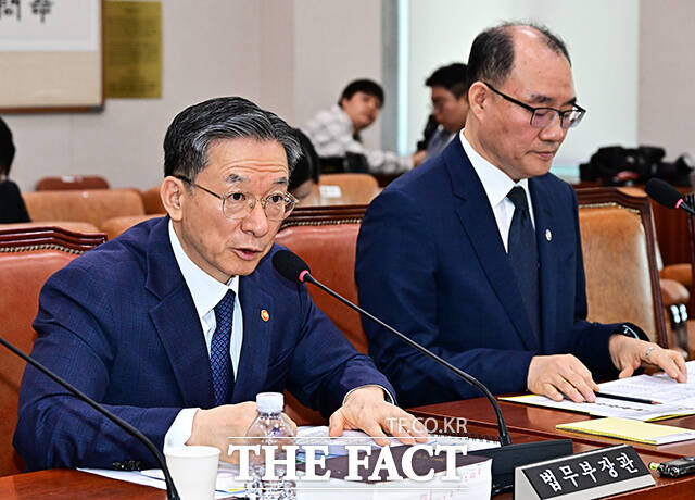정성호 법무부 장관이 6일 오전 서울 여의도 국회에서 열린 법제사법위원회 전체회의에 출석해 밝은 표정으로 윤상현 국민의힘 의원과 인사를 하고 있다. /국회=배정한 기자