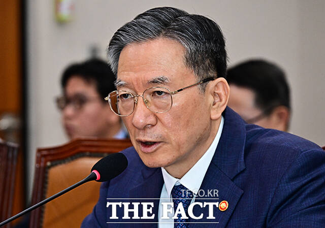 정성호 법무부 장관이 6일 오전 서울 여의도 국회에서 열린 법제사법위원회 전체회의에 출석해 밝은 표정으로 윤상현 국민의힘 의원과 인사를 하고 있다. /국회=배정한 기자