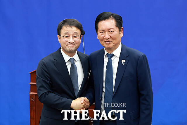 한병도 더불어민주당 전 원내대표(가운데)가 6일 오후 서울 여의도 국회에서 열린 제22대 국회 더불어민주당 원내대표 선출을 위한 의원총회에 참석해 당선을 확정지은 뒤 정청래 대표(오른쪽)에게 꽃다발을 선물받고 있다. /국회=배정한 기자