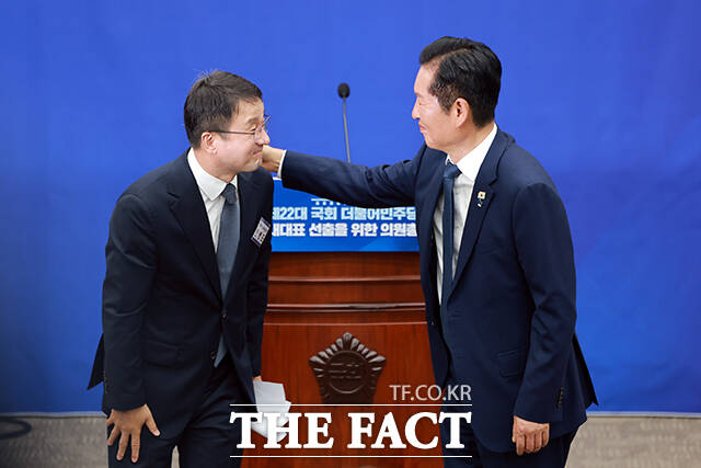한병도 더불어민주당 전 원내대표(가운데)가 6일 오후 서울 여의도 국회에서 열린 제22대 국회 더불어민주당 원내대표 선출을 위한 의원총회에 참석해 당선을 확정지은 뒤 정청래 대표(오른쪽)에게 꽃다발을 선물받고 있다. /국회=배정한 기자