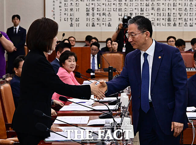 정성호 법무부 장관이 6일 오전 서울 여의도 국회에서 열린 법제사법위원회 전체회의에 출석해 밝은 표정으로 윤상현 국민의힘 의원과 인사를 하고 있다. /국회=배정한 기자
