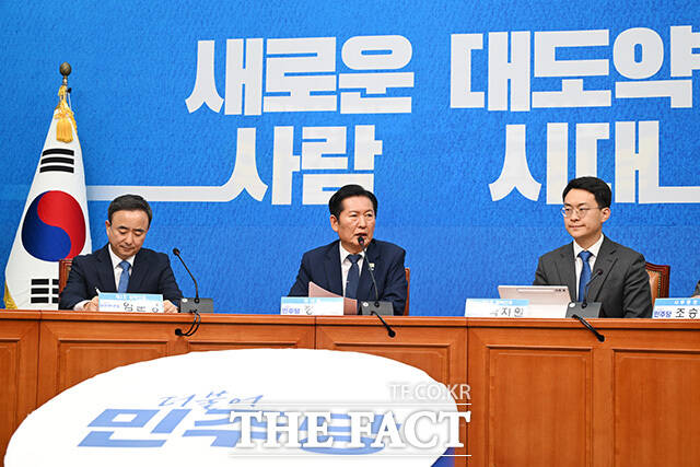 기념촬영하는 임문영 국가인공지능전략위원회 상근부위원장과 정청래 더불어민주당 대표, 박지원 최고위원(왼쪽부터).