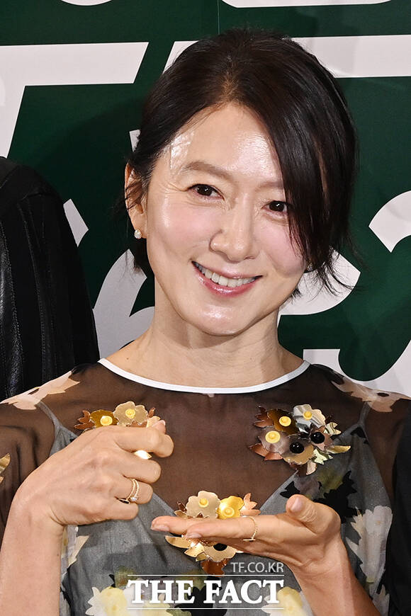 배우 김희애가 6일 오전 서울 중구 커뮤니티하우스 마실에서 열린 쿠팡플레이 예능 '봉주르빵집' 제작발표회에 참석해 무대를 오르고 있다. /김성렬 기자