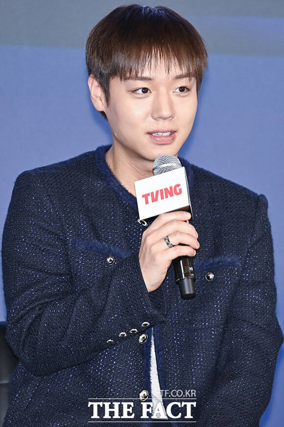 박지훈이 웍을 돌리는 포즈를 하고 있다.