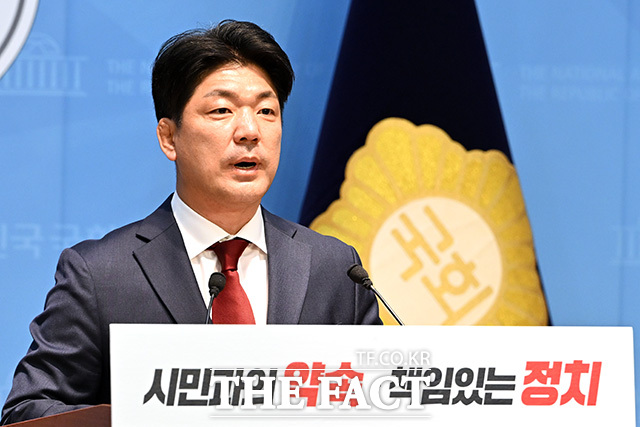 하남갑 국회의원 보궐선거 출마선언 하는 이용 전 의원.