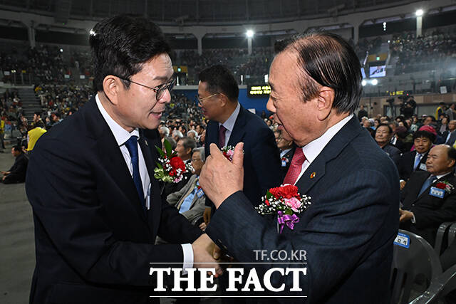 고광선 서울시연합회장과 악수하는 정원오, 오세훈 서울시장 후보.