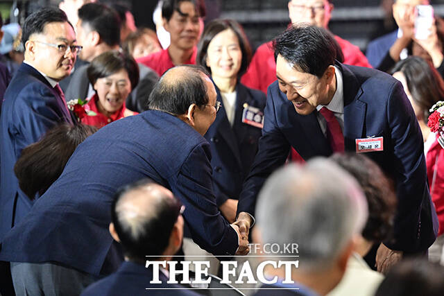 고광선 서울시연합회장과 악수하는 정원오, 오세훈 서울시장 후보.