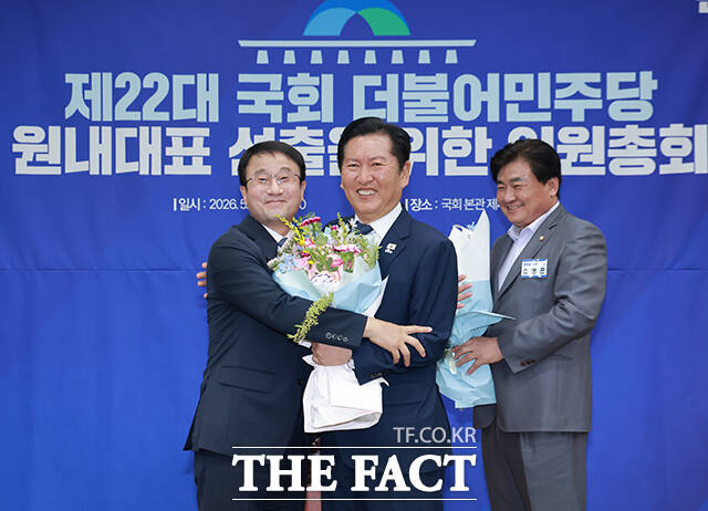 한병도 더불어민주당 전 원내대표(가운데)가 6일 오후 서울 여의도 국회에서 열린 제22대 국회 더불어민주당 원내대표 선출을 위한 의원총회에 참석해 당선을 확정지은 뒤 정청래 대표(오른쪽)에게 꽃다발을 선물받고 있다. /국회=배정한 기자