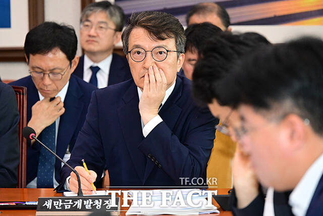 더불어민주당이 6·3 지방선거 전북 군산·김제·부안갑에 김의겸(사진) 전 새만금개발청장을, 군산·김제·부안을에 박지원 최고위원을 전략공천한다고 밝혔다. /남윤호 기자
