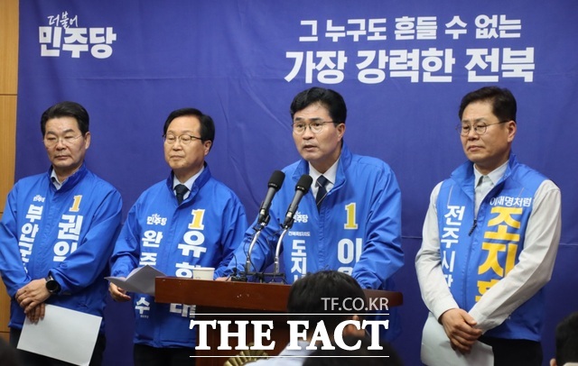 6일 전북도의회 브리핑룸에서 이원택 전북도지사 후보(가운데) 등 더불어민주당 전북 지역 단체장 후보들이 동학농민혁명 정신을 미래 성장 동력으로 육성하는 등 비전을 밝히고 있다. /이원택 선거캠프