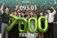  코스피 사상 첫 '7000'선 돌파... 거침없는 상승세 [TF사진관]