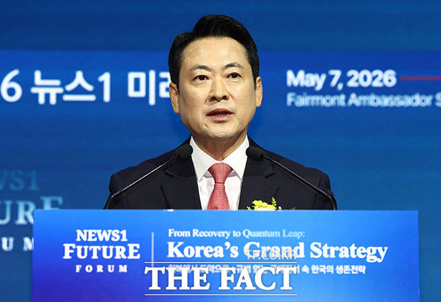 정청래 대표와 정원오 후보가 대화하고 있다. 왼쪽은 오세훈 국민의힘 서울시장 후보. /뉴스1