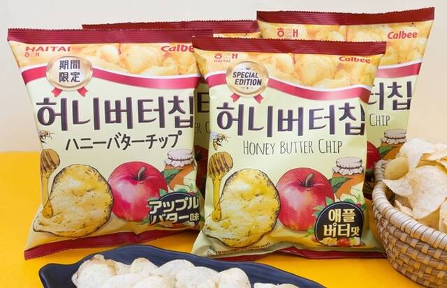 크라운해태는 스낵전문 공장인 아산공장을 통해 현재 70여국인 수출 국가를 적극 확대하겠다는 방침이다. 또한 현지 특성과 트렌드를 담은 제품 개발과 생산을 강화하겠다는 입장이다. 사진은 지난 2024년 해태제과 허니버터칩이 한국과 일본에서 동시에 출시한 '허니버터침 애플버터맛'의 모습. /해태제과