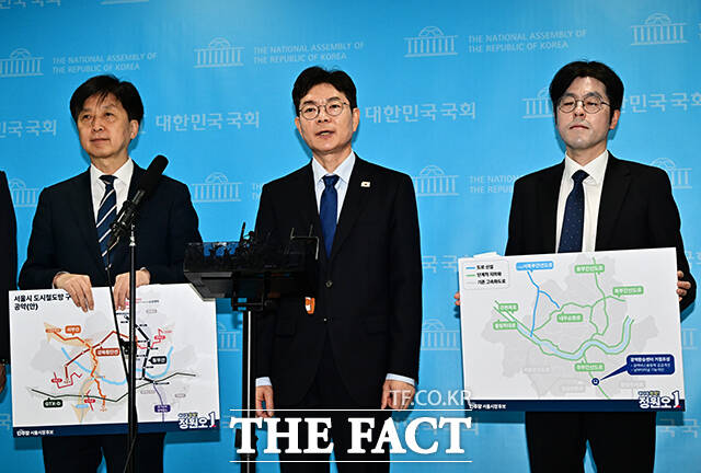 정원오 더불어민주당 서울시장 후보(가운데)가 7일 오전 서울 여의도 국회 소통관에서 기자회견을 열고 공약을 발표하고 있다. /국회=배정한 기자