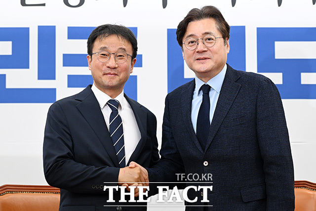 한병도 더불어민주당 원내대표(왼쪽)와 홍익표 청와대 정무수석이 7일 오후 서울 여의도 국회에서 만나 기념촬영을 하고 있다./국회=남용희 기자