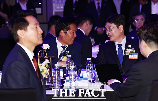 정청래 대표와 정원오 후보가 대화하고 있다. 왼쪽은 오세훈 국민의힘 서울시장 후보. /뉴스1