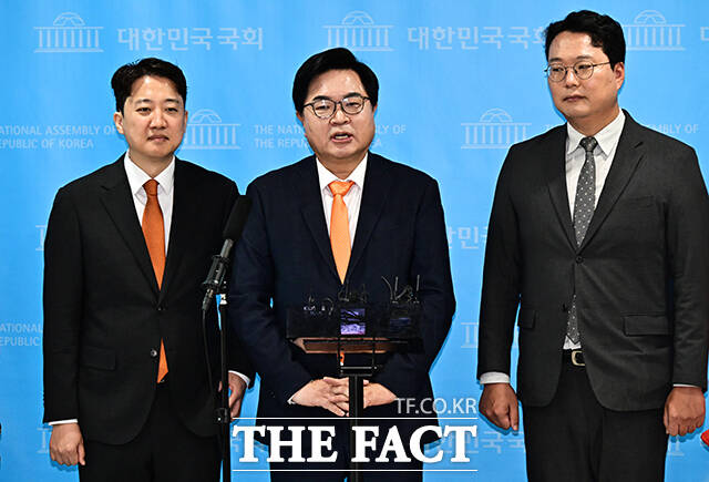 이준석 개혁신당 대표가 7일 오전 서울 여의도 국회 소통관에서 기자회견을 열고 국민의힘을 탈당하고 개혁신당으로 입당한 박일하 동작구청장을 소개하고 있다.